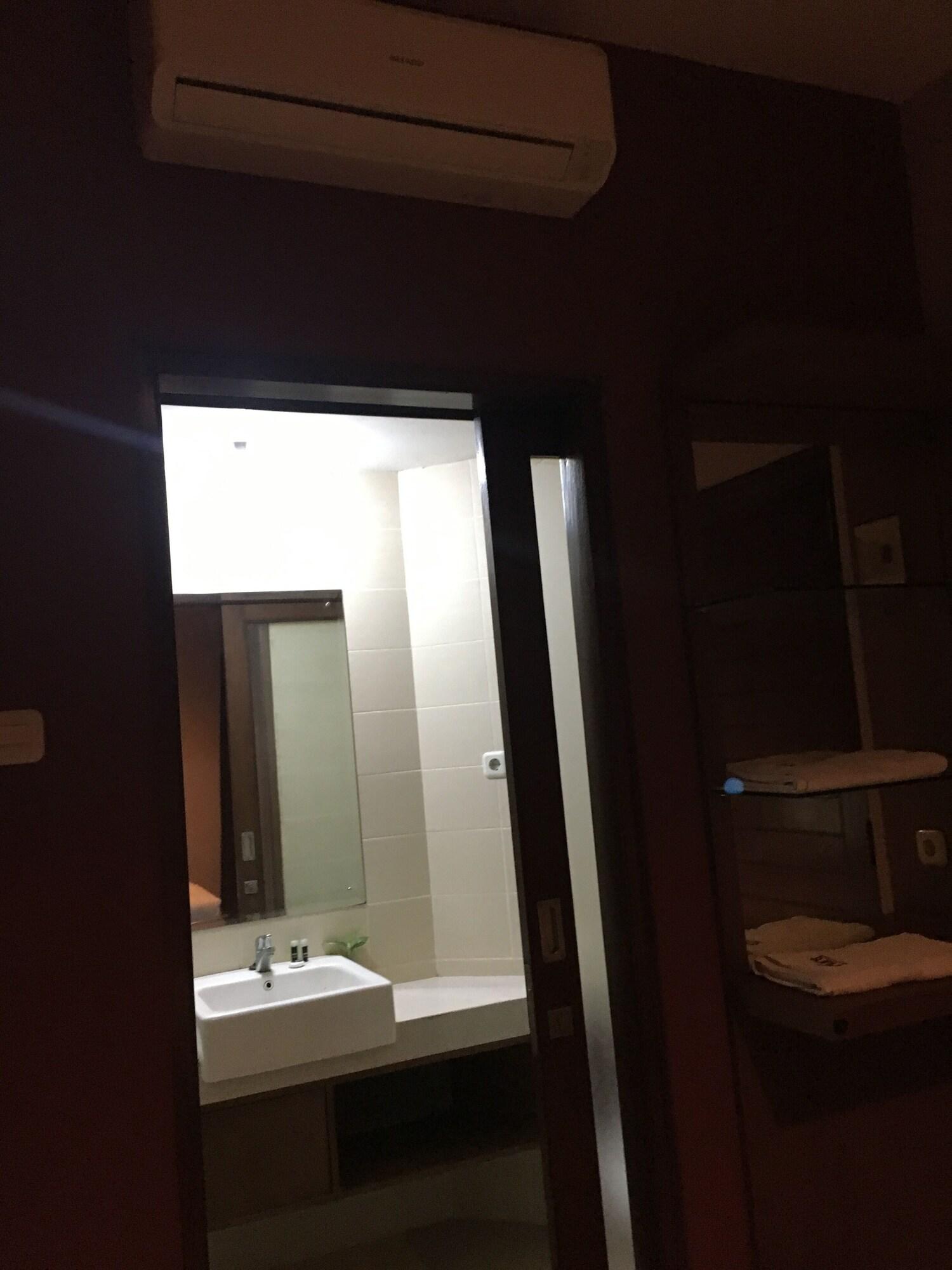 Votel Viure Hotel Jogjakarta Maguwo Exterior foto